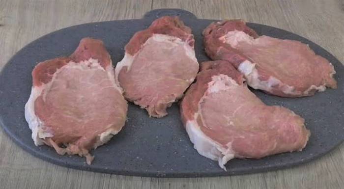 М'ясо по-французьки зі свинини з сиром і помідорами в духовці