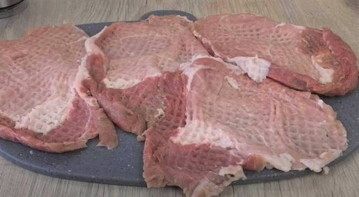 М'ясо по-французьки зі свинини з сиром і помідорами в духовці