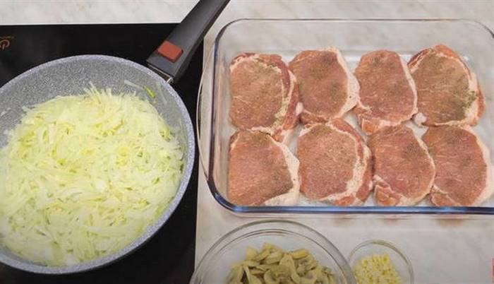 М'ясо по-французьки зі свинини з сиром і помідорами в духовці
