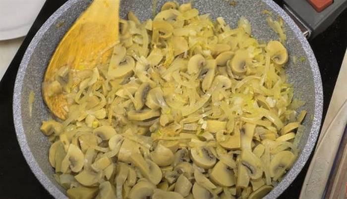 М'ясо по-французьки зі свинини з сиром і помідорами в духовці