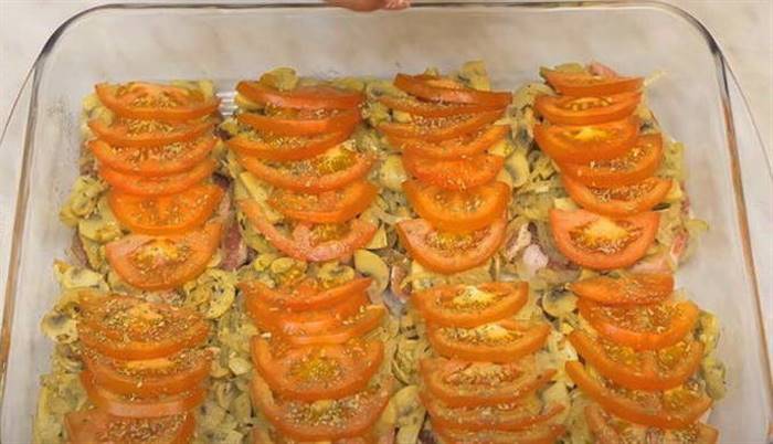 М'ясо по-французьки зі свинини з сиром і помідорами в духовці