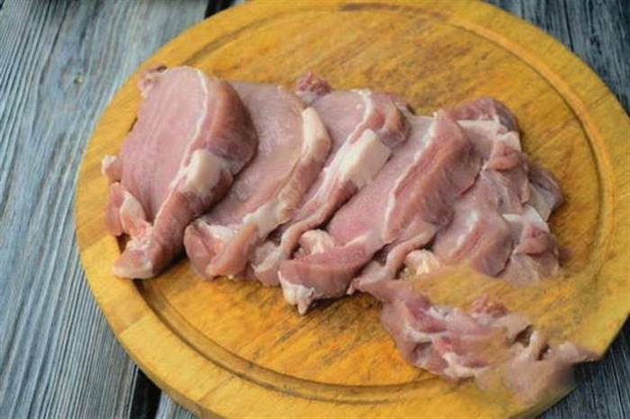 М'ясо по-французьки зі свинини з сиром і помідорами в духовці