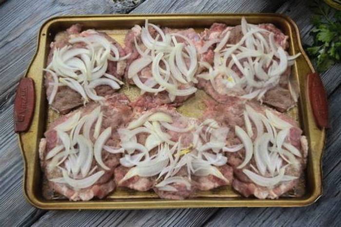 М'ясо по-французьки зі свинини з сиром і помідорами в духовці