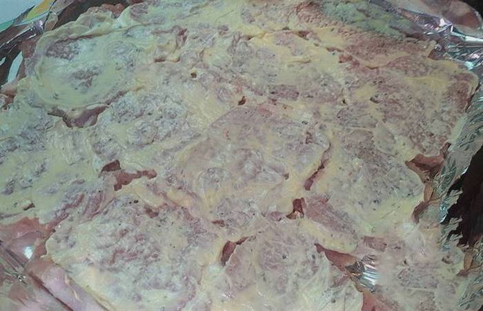 М'ясо по-французьки зі свинини з сиром і помідорами в духовці