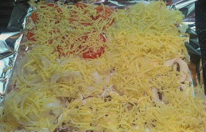 М'ясо по-французьки зі свинини з сиром і помідорами в духовці