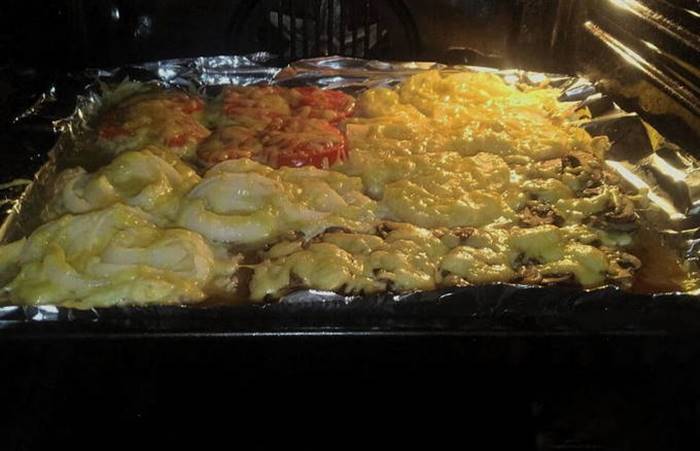 М'ясо по-французьки зі свинини з сиром і помідорами в духовці